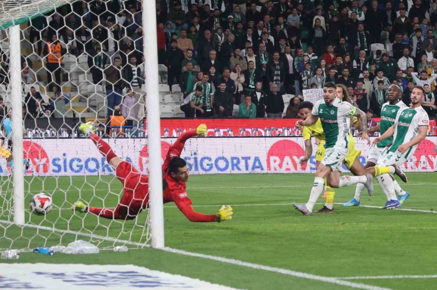 Trendyol Süper Lig: Konyaspor: 0 - Fenerbahçe: 1 (ilk Yarı)