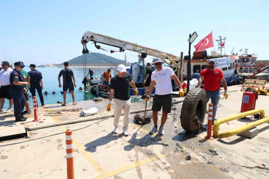 38 Dalgıcın Katıldığı Etkinlikte Denizden Araç Lastiği, Çöp Konteynırı, Akü, Demir Parçaları Çıktı