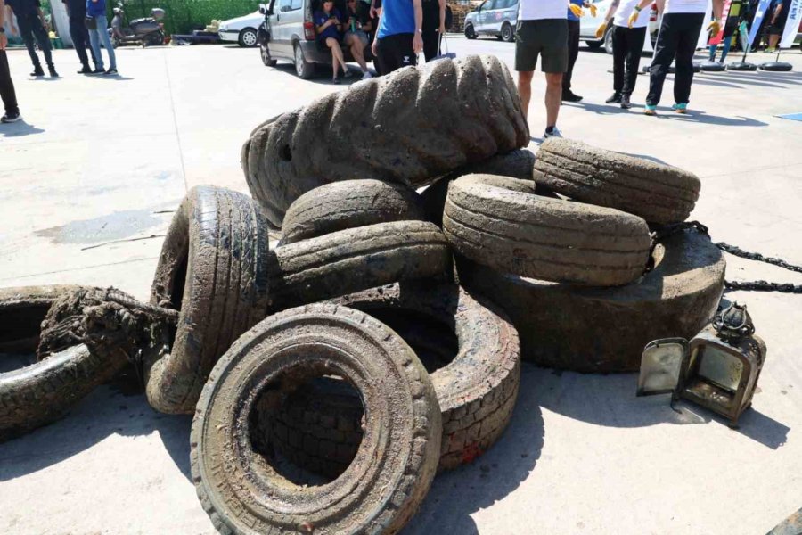 38 Dalgıcın Katıldığı Etkinlikte Denizden Araç Lastiği, Çöp Konteynırı, Akü, Demir Parçaları Çıktı