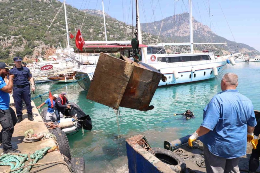 38 Dalgıcın Katıldığı Etkinlikte Denizden Araç Lastiği, Çöp Konteynırı, Akü, Demir Parçaları Çıktı