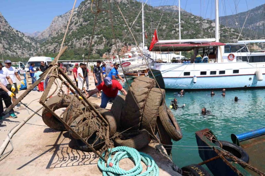 38 Dalgıcın Katıldığı Etkinlikte Denizden Araç Lastiği, Çöp Konteynırı, Akü, Demir Parçaları Çıktı