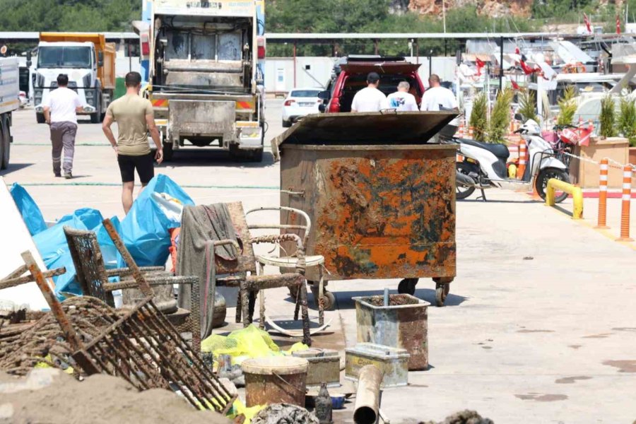 38 Dalgıcın Katıldığı Etkinlikte Denizden Araç Lastiği, Çöp Konteynırı, Akü, Demir Parçaları Çıktı