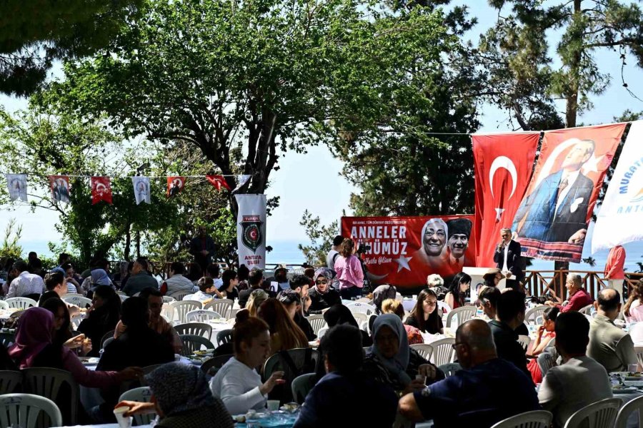 ’vatan Sağ Olsun’ Diyen Şehit Anneleri Unutulmadı