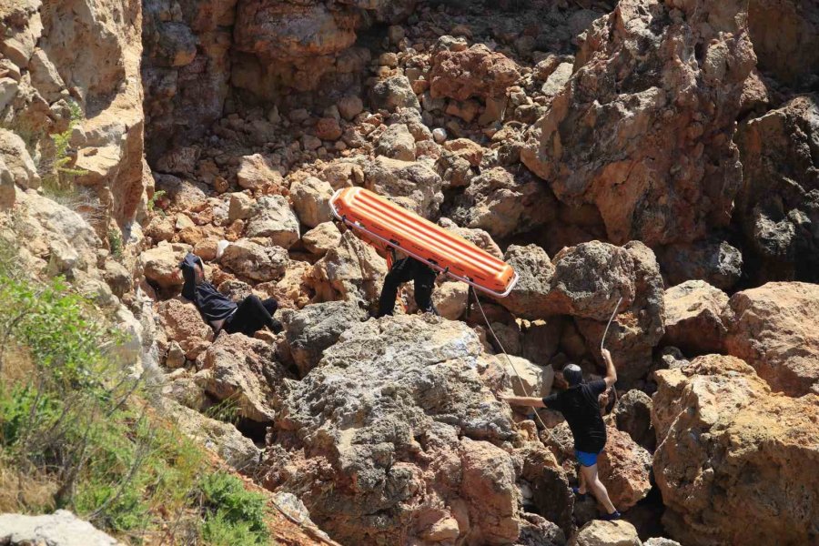 Zıpkınla Balık Avlamak İsterken Falezlerden Düştü, Ekipler Alarma Geçti