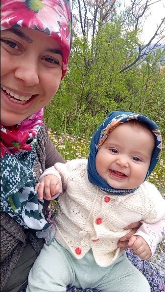 Sosyal Medyayı Sallayan İkili: Anne Ve 7,5 Aylık Kızı İzleyenlerin Yüzünde Tebessüm Bırakıyor