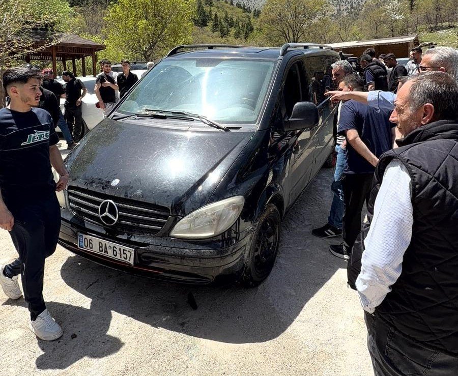 Freni Boşalınca Çaya Giren Minibüs Traktör Yardımıyla Kurtarıldı