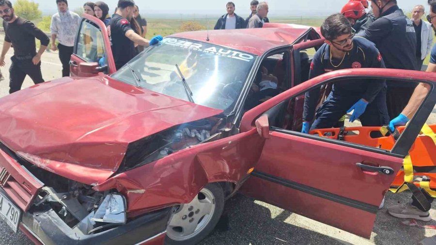 Konya’da 2 Otomobil Çarpıştı: 5 Yaralı