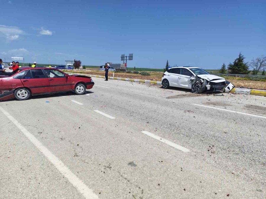 Konya’da 2 Otomobil Çarpıştı: 5 Yaralı