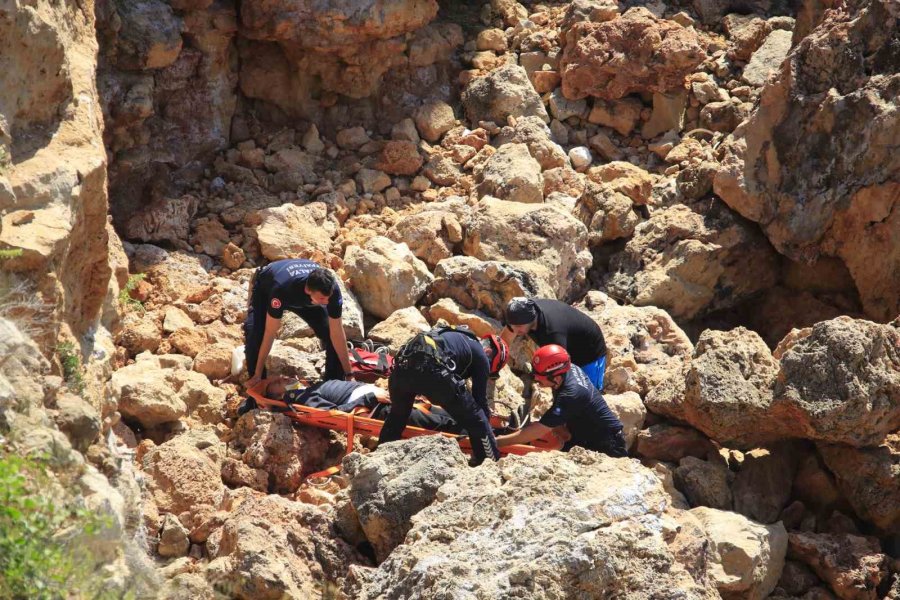 Zıpkınla Balık Avlamak İsterken Falezlerden Düştü, Ekipler Alarma Geçti