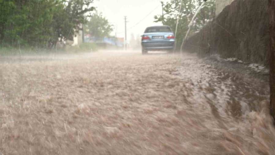 Aksaray’da Sağanak Sonrası Yollar Göle Döndü