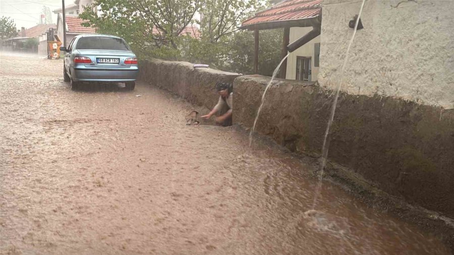 Aksaray’da Sağanak Sonrası Yollar Göle Döndü