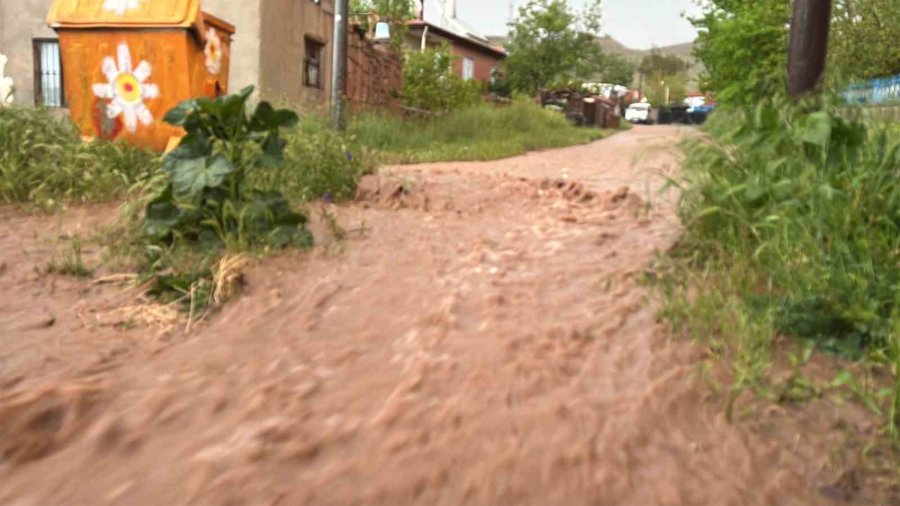 Aksaray’da Sağanak Sonrası Yollar Göle Döndü