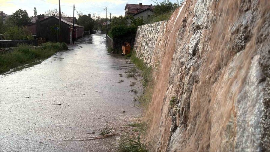 Aksaray’da Sağanak Sonrası Yollar Göle Döndü