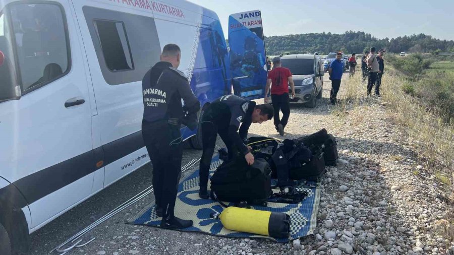 Serinlemek İçin Aksu Çayı’na Giren 3 Gençten Biri Akıntıya Kapılarak Kayboldu