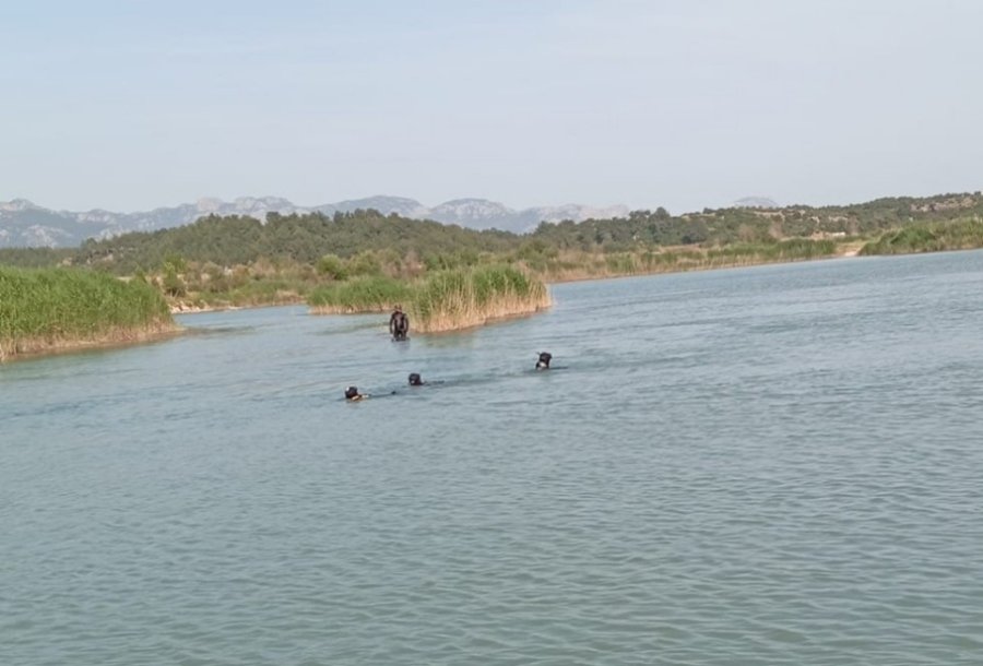 Serinlemek İçin Aksu Çayı’na Giren 3 Gençten Biri Akıntıya Kapılarak Kayboldu