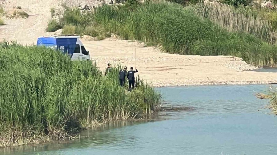 Serinlemek İçin Aksu Çayı’na Giren 3 Gençten Biri Akıntıya Kapılarak Kayboldu