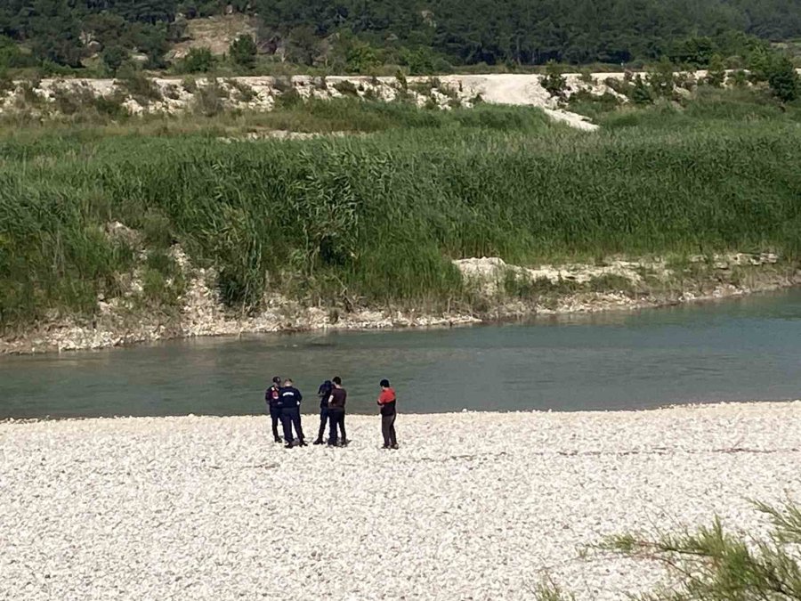 Serinlemek İçin Aksu Çayı’na Giren 3 Gençten Biri Akıntıya Kapılarak Kayboldu