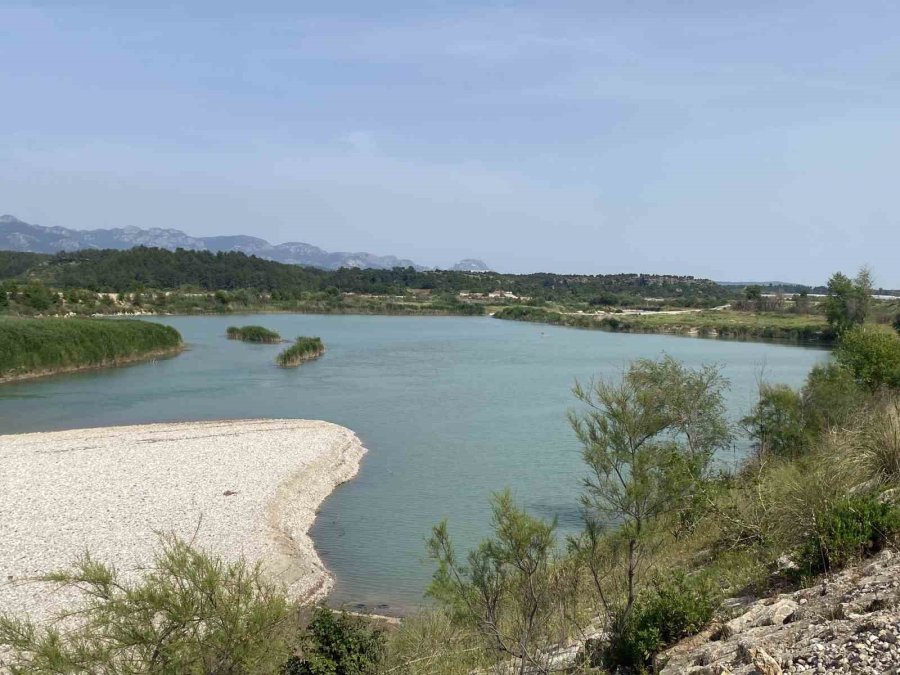 Serinlemek İçin Aksu Çayı’na Giren 3 Gençten Biri Akıntıya Kapılarak Kayboldu