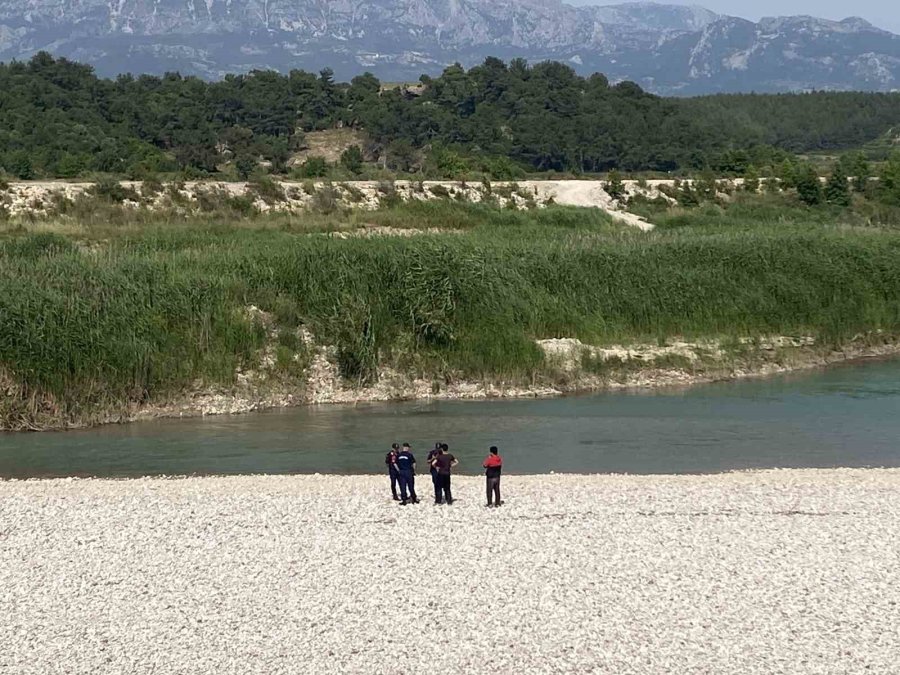 Serinlemek İçin Aksu Çayı’na Giren 3 Gençten Biri Akıntıya Kapılarak Kayboldu