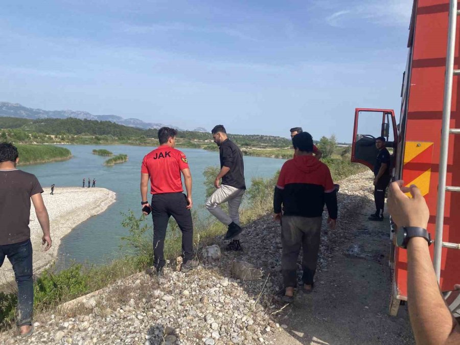 Serinlemek İçin Aksu Çayı’na Giren 3 Gençten Biri Akıntıya Kapılarak Kayboldu