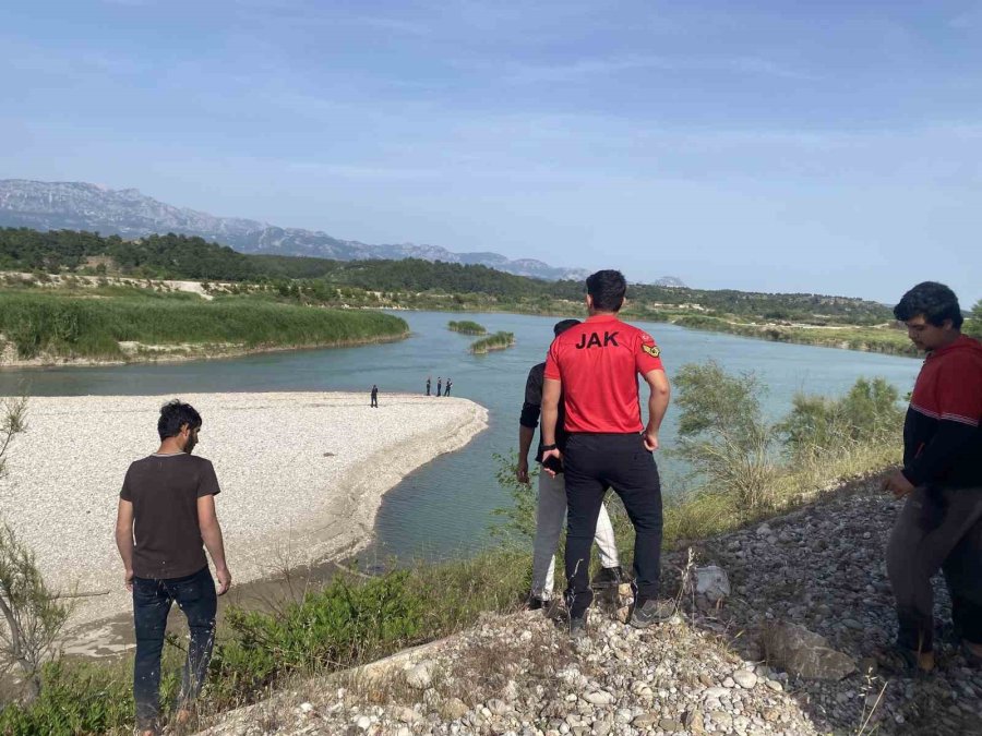 Serinlemek İçin Aksu Çayı’na Giren 3 Gençten Biri Akıntıya Kapılarak Kayboldu