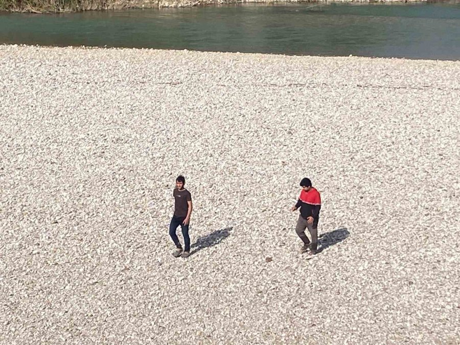 Serinlemek İçin Aksu Çayı’na Giren 3 Gençten Biri Akıntıya Kapılarak Kayboldu