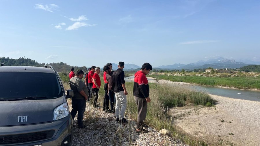 Serinlemek İçin Aksu Çayı’na Giren 3 Gençten Biri Akıntıya Kapılarak Kayboldu