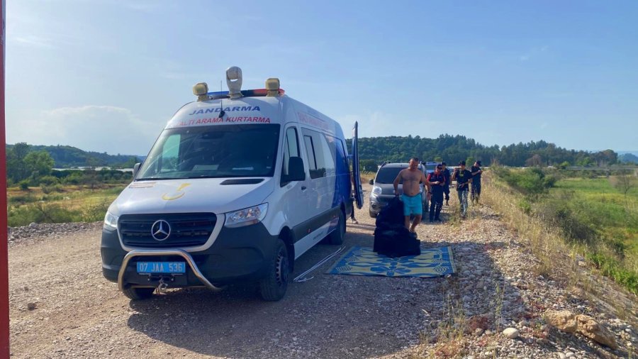 Serinlemek İçin Aksu Çayı’na Giren 3 Gençten Biri Akıntıya Kapılarak Kayboldu