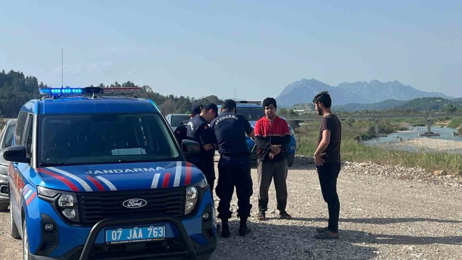 Serinlemek İçin Aksu Çayı’na Giren 3 Gençten Biri Akıntıya Kapılarak Kayboldu