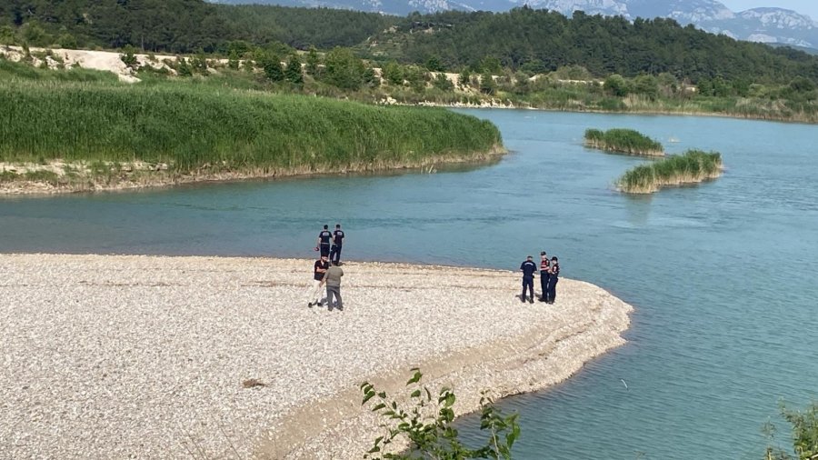 Serinlemek İçin Aksu Çayı’na Giren 3 Gençten Biri Akıntıya Kapılarak Kayboldu