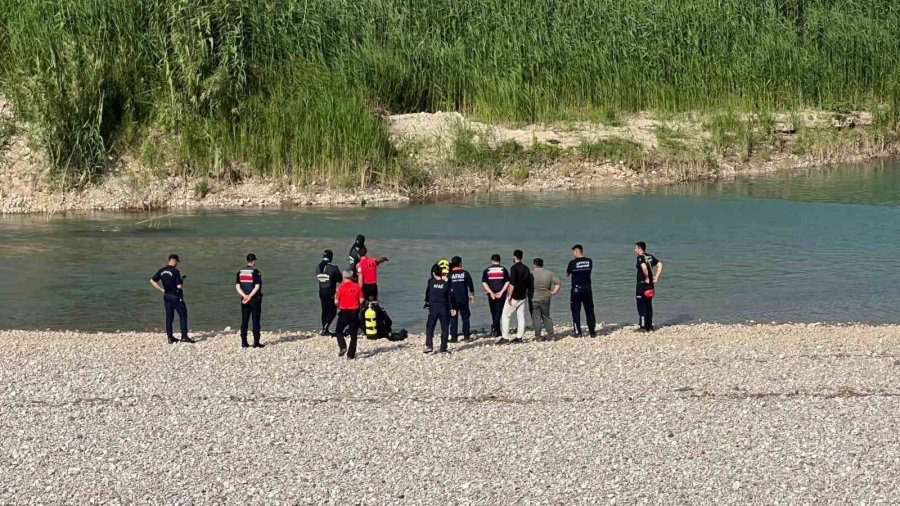 Serinlemek İçin Aksu Çayı’na Giren 3 Gençten Biri Akıntıya Kapılarak Kayboldu