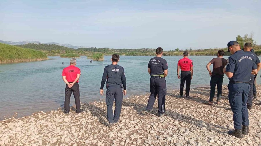 Serinlemek İçin Aksu Çayı’na Giren 3 Gençten Biri Akıntıya Kapılarak Kayboldu