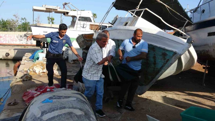 Mersin’de Balıkçı Barınağında Erkek Cesedi Bulundu