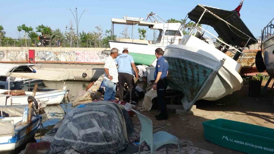 Mersin’de Balıkçı Barınağında Erkek Cesedi Bulundu