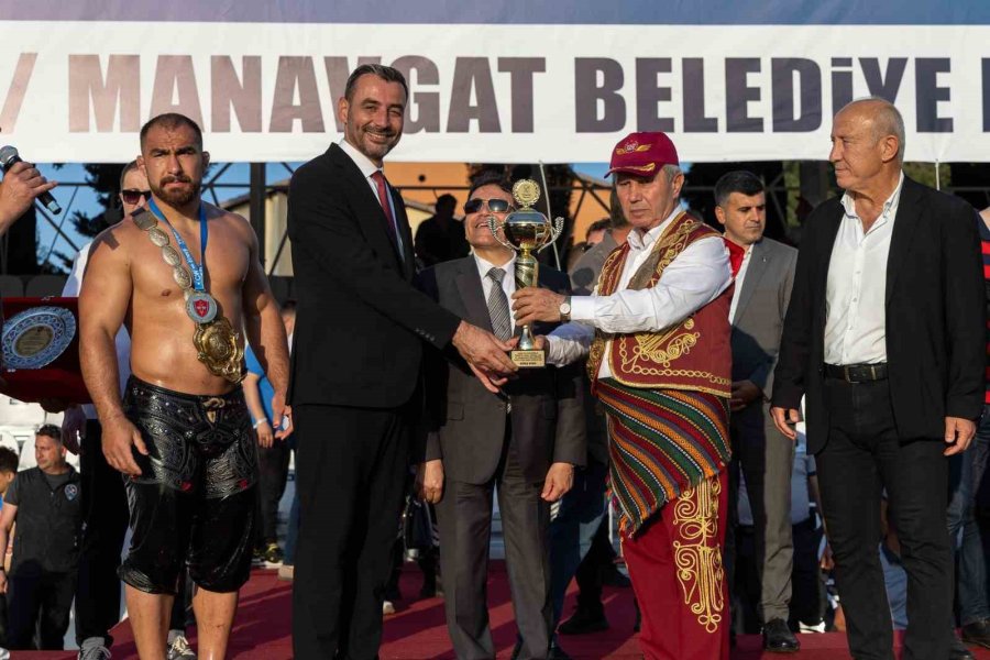Manavgat’ta Başpehlivanlık Kemeri Feyzullah Aktürk’ün