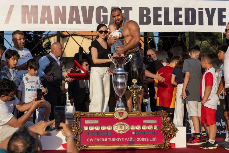 Manavgat’ta Başpehlivanlık Kemeri Feyzullah Aktürk’ün
