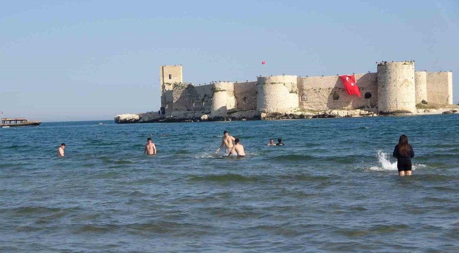 Güneşi Gören Denize Girdi: Havalar Isındı, Turizm Sezonu Başlıyor