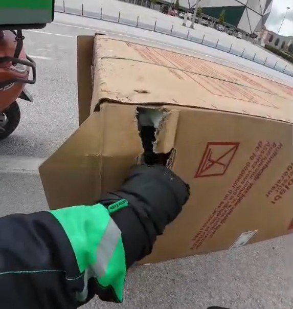Çanta, Cüzdan Derken Yol Kenarında Buzdolabı Bulundu