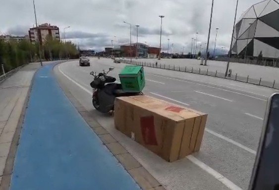 Çanta, Cüzdan Derken Yol Kenarında Buzdolabı Bulundu