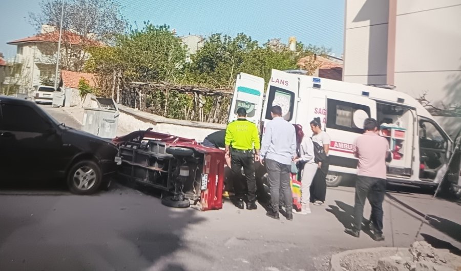 Otomobil İle Elektrikli Motosiklet Çarpıştı: 2 Yaralı