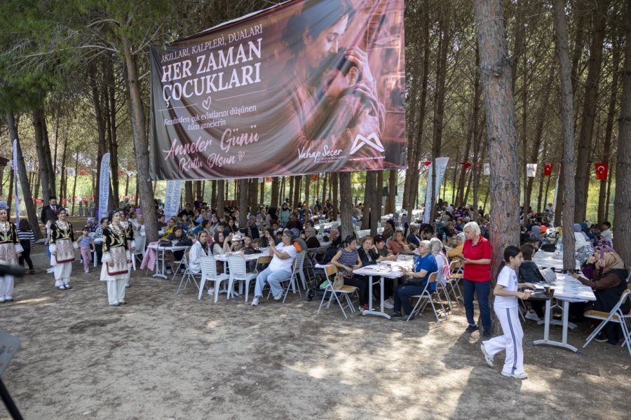 Mersin’de Anneler Günü Şenlik Havasında Geçti