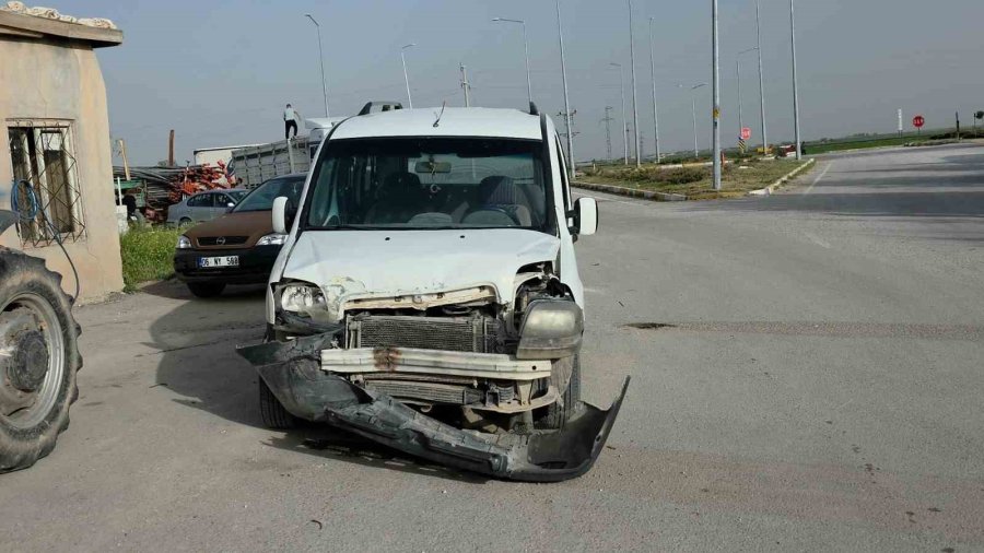 Aksaray’da Otomobil İle Hafif Ticari Araç Çarpıştı: 2 Yaralı