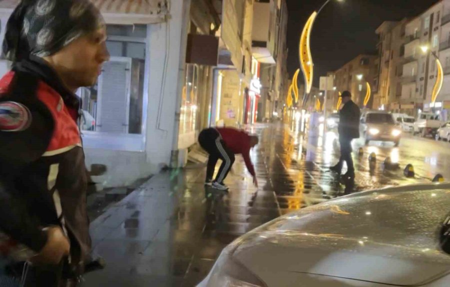 Polisin Yağmur Altında Alkollü Sürücü Ve Arkadaşı İle İmtihanı Kamerada