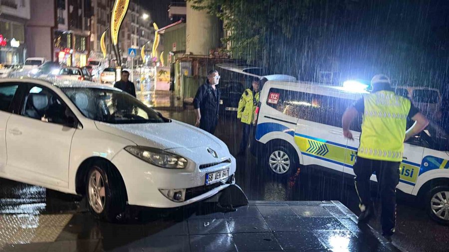 Polisin Yağmur Altında Alkollü Sürücü Ve Arkadaşı İle İmtihanı Kamerada
