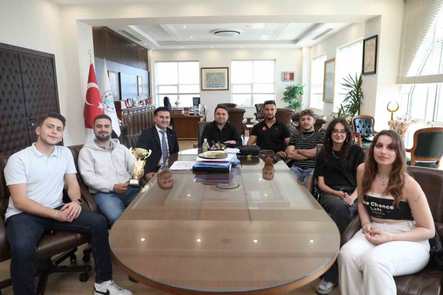 Alkü’lü Genç Tiyatrocular Bölge Finallerinde Şampiyon Olup Yarı Finale Yükseldi
