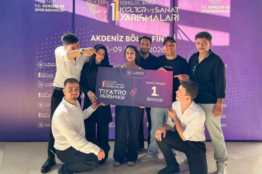 Alkü’lü Genç Tiyatrocular Bölge Finallerinde Şampiyon Olup Yarı Finale Yükseldi