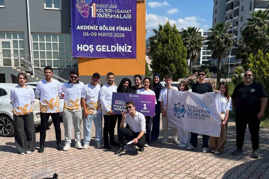 Alkü’lü Genç Tiyatrocular Bölge Finallerinde Şampiyon Olup Yarı Finale Yükseldi