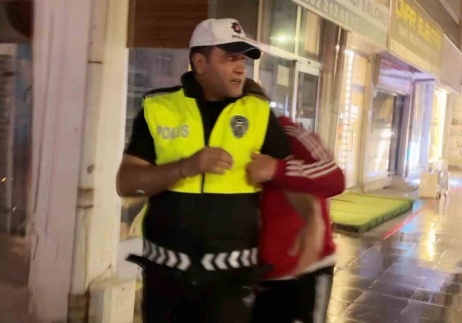 Polisin Yağmur Altında Alkollü Sürücü Ve Arkadaşı İle İmtihanı Kamerada