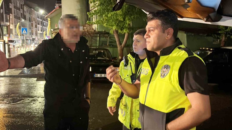 Polisin Yağmur Altında Alkollü Sürücü Ve Arkadaşı İle İmtihanı Kamerada