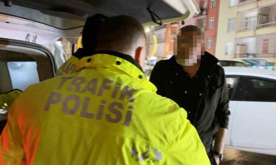 Polisin Yağmur Altında Alkollü Sürücü Ve Arkadaşı İle İmtihanı Kamerada